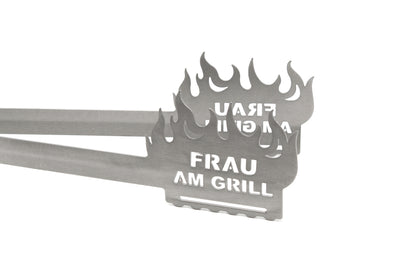 Pinze per barbecue fiammeggiano la donna alla griglia